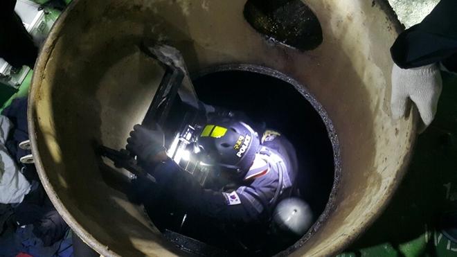 해경구조대원이 추락 선원 구조를 위해 선내 탱크로 들어가고 있다.(사진제공=울산해양경찰서)