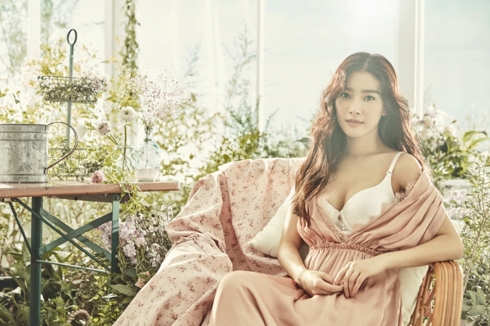 패션업계, 란제리부터 원피스, 악세서리까지 다양한 플라워 패턴 디자인 선보여