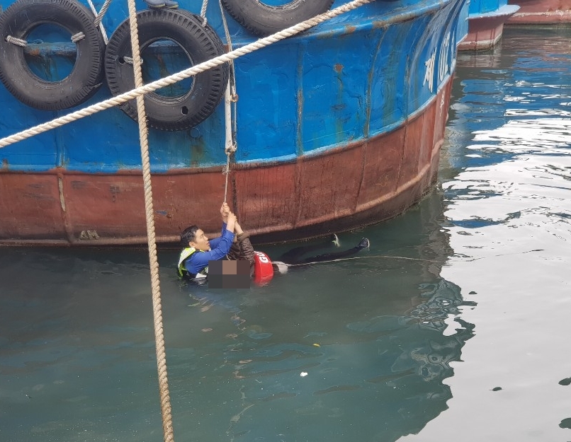 익수자를 구조하고 있다.(사진제공=부산해양경찰서)