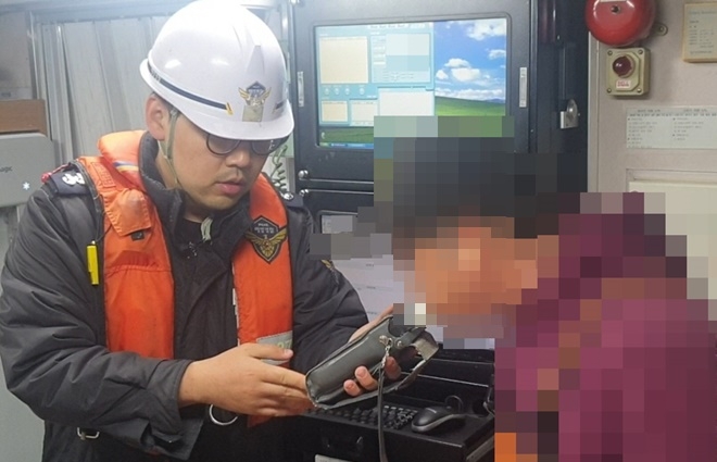 음주측정을 하고 있다.(사진제공=울산해양경찰서)