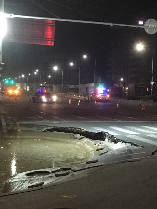 부산 강서구 명지동 신축공사장 앞 도로 침하현상 발생.(사진제공=부산경찰청)