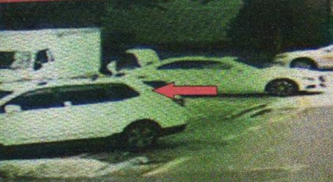 벤츠차량 트렁크를 뒤지는 피의자.(사진제공=부산경찰청)