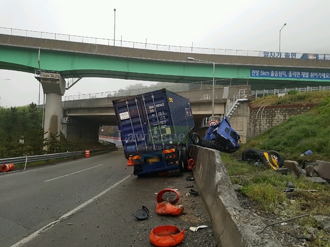트레일러 단독사고.(사진제공=부산경찰청)