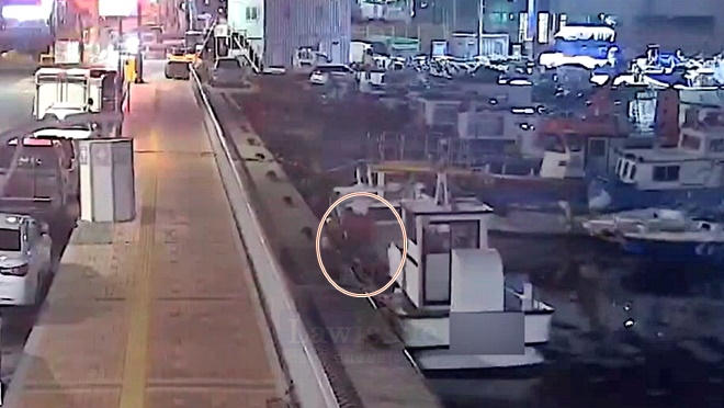 모터보트의 GPS안테나를 훔쳐 달아나고 있는 피의자 모습.(사진제공=부산해양경찰서)