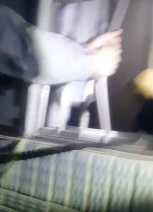 연기가 나는 방안에 있는 하반신 마비 장애인을 구하기 위해 방범창살을 맨손으로 뜯어내고 있다. (사진제공=부산경찰청)