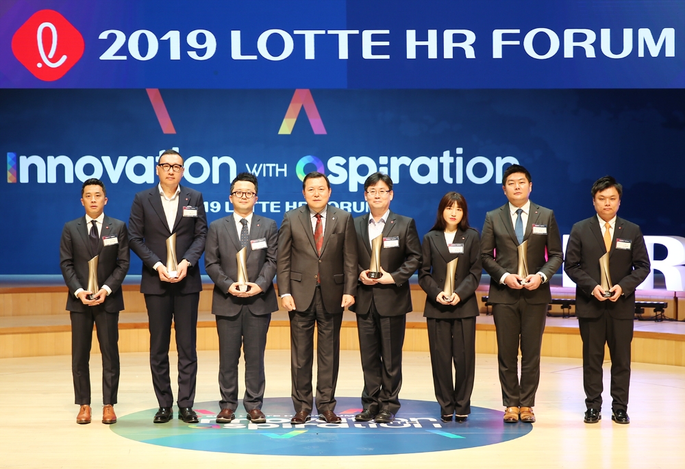 왼쪽부터, 롯데면세점 박석원 점장, 롯데제과 배성우 상무, 롯데첨단소재 이석배 수석, 롯데지주 대표이사 황각규 부회장, LC USA 정승원 상무, 롯데백화점 우순형 팀장, 롯데홈쇼핑 정중근 책임, 롯데렌탈 김종훈 팀장. (사진=롯데)