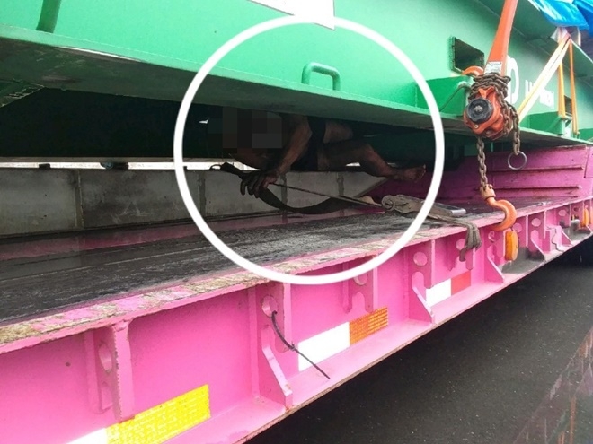 오일을 뒤집어쓴 채 힝설수설하는 피의자.(사진제공=부산경찰청)