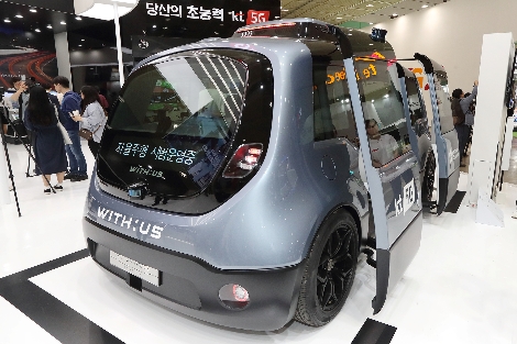 월드IT쇼 2019 KT 전시관을 방문한 관람객들이 KT와 자율주행 전문기업 언맨드솔루션의 자율주행 전용셔틀과 5G 원격관제 시스템을 체험해보고 있다. 사진=KT
