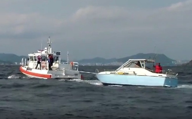레저보트를 예인하고 있다.(사진제공=부산해양경찰서)