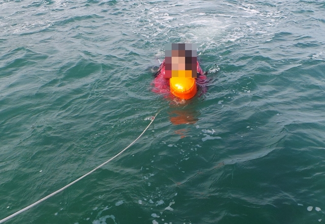익수자를 구조하고 있다.(사진제공=부산해양경찰서)