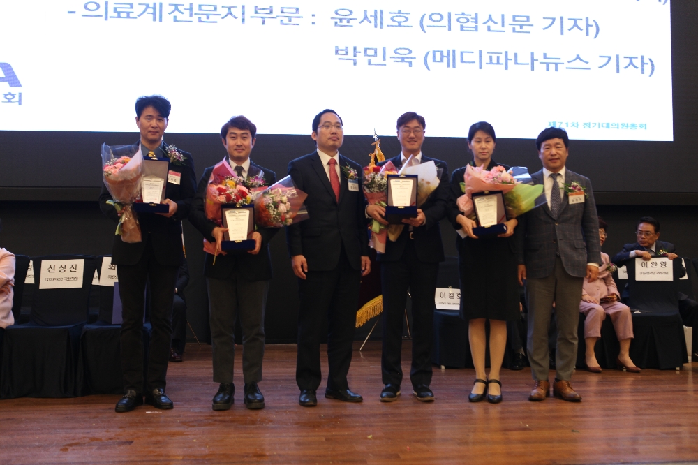 왼쪽부터 윤세호 의협신문 기자, 박민욱 메디파나뉴스 기자, 최대집 대한의사협회 회장, 오준엽 국민일보 쿠키뉴스 기자, 남주현 SBS 기자, 장평주 GC(녹십자홀딩스) 전무. (사진=GC녹십자)