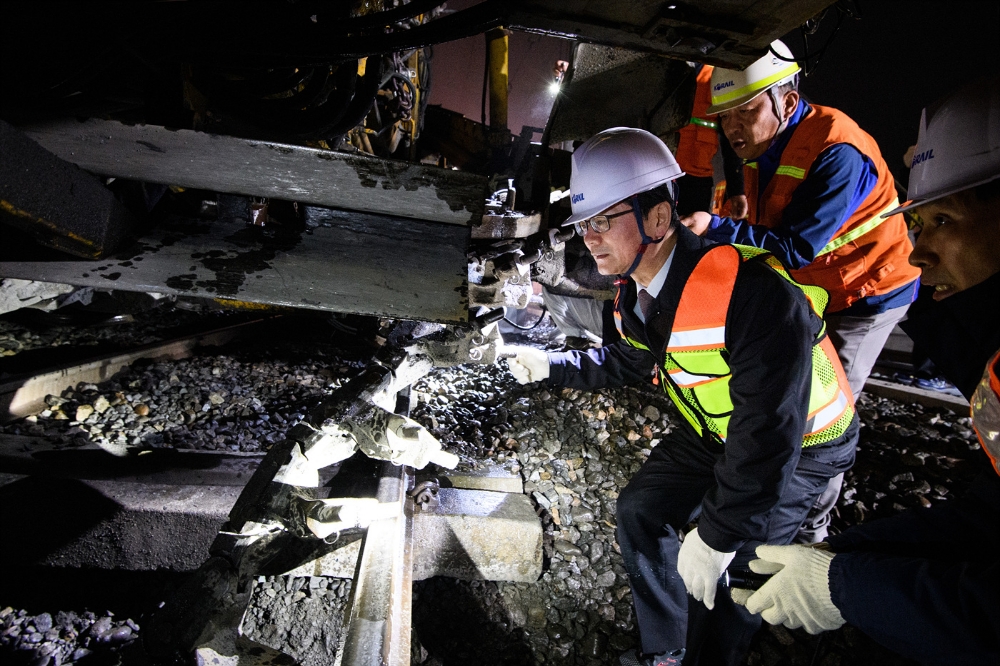 손병석 코레일 사장(가운데)이 30일 새벽 경부선 전의역과 전동역 사이 심야 선로유지보수 작업현장을 둘러보고 직원들을 격려하며 작업자 안전관리에 만전을 기할 것을 당부했다(사진=코레일)