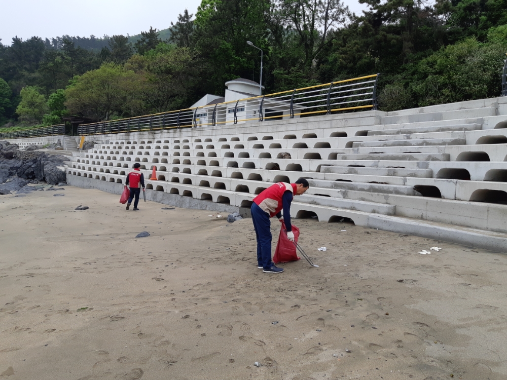 롯데케미칼 HC2 Project현장 샤롯데봉사단이 여수 신덕해수욕장 해변가의 쓰레기 수거를 하고 있다.(사진=롯데건설)