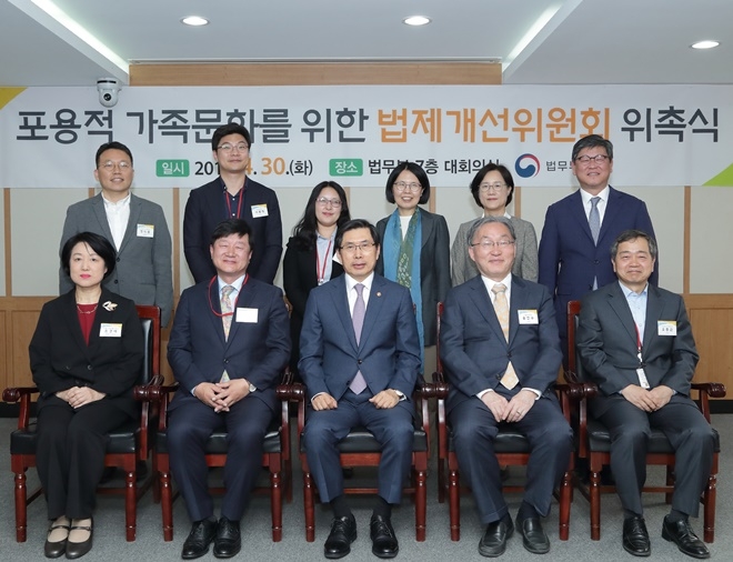 박상기 법무부장관(앞줄 가운데)이 법제개선위원들과 기념촬영을 하고 있다.(사진제공=법무부)