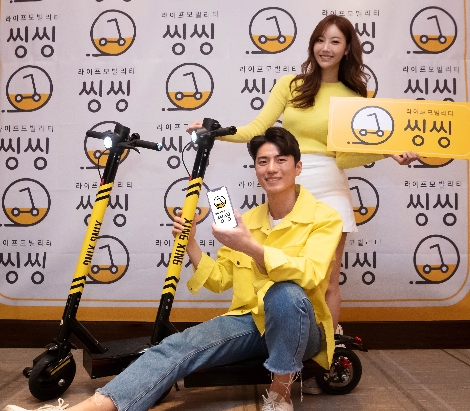 2일 오전 서울 웨스틴 조선호텔 소연회장에서 열린 ‘씽씽’ 서비스 출시 기자간담회에서 모델들이 ‘씽씽’ 서비스를 이용하는 모습을 시연하고 있다. 사진=씽씽