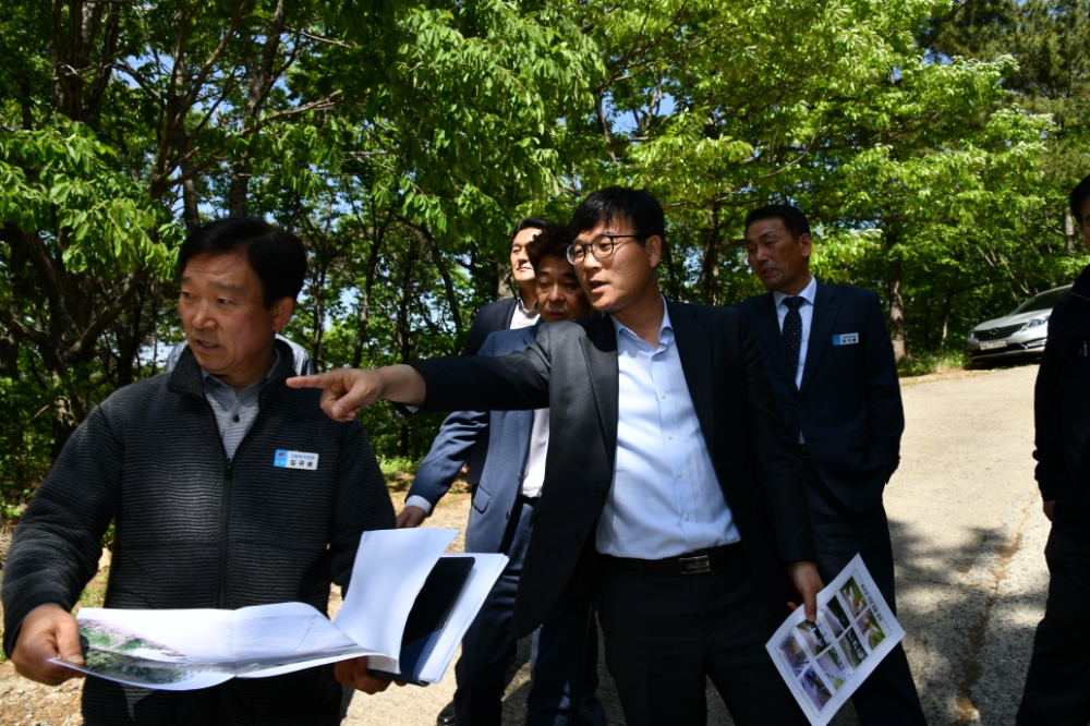 변광용 거제시장이 주민숙원 사업대상지를 방문해 점검하고 있다.(사진제공=거제시)