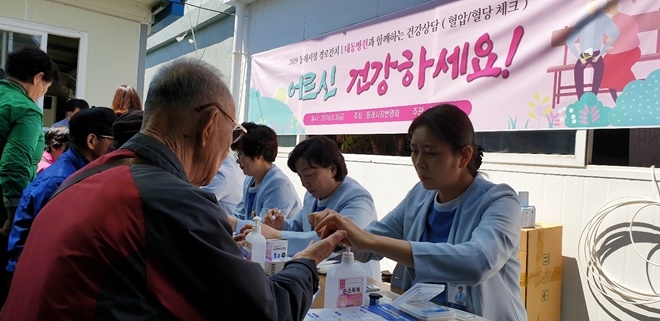 경로잔치에 참여한 어르신들을 상대로 건강을 체크하고 있다.(사진제공=대동병원)