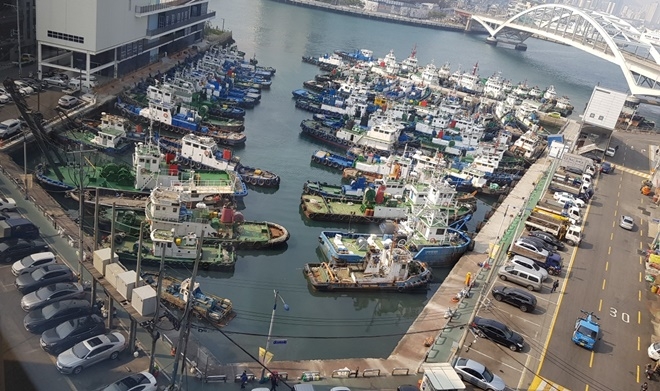 영도대교 주변에 밀집해 계류되어 있는 선박.(사진제공=남해지방해양경찰청)