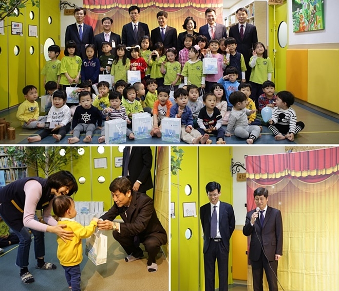 구남수 울산지법원장이 인사말을 하고 어린이에게 선물을 직접 전달하고 기념촬영.(사진제공=울산지방법원)