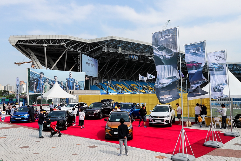 지난 11일, 인천축구전용경기장에서 열린 인천유나이티드의 홈경기에서 쉐보레가 주력 차종을 전시하는 부스를 운영하고있다.(사진=한국지엠)