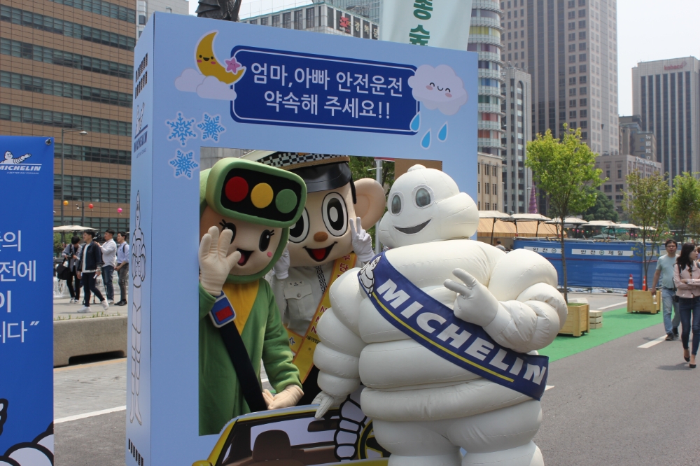 세종대로 차 없는 거리에서 미쉐린코리아가 어린이 교통안전 캠페인을 진행하고 있다.(사진=미쉐린코리아)