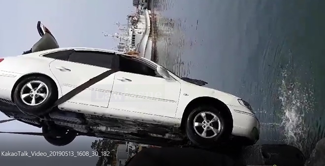 추락한 승용차를 건저내고 있다.(사진제공=울산소방본부)