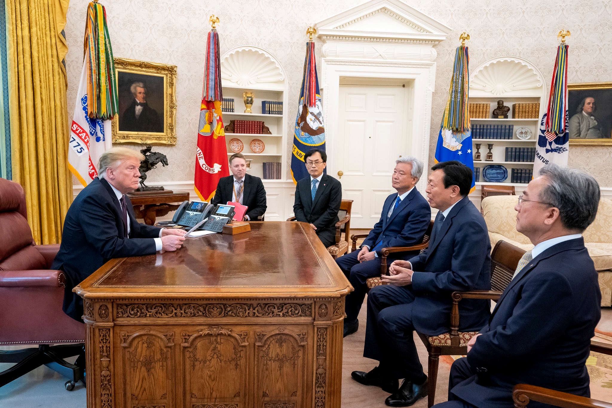 왼쪽부터 도널드 트럼프 미국대통령, 매슈 포틴저 국가안전보장회의(NSC) 아시아 담당 선임보좌관, 김교현 롯데화학BU장, 조윤제 주미대사, 롯데그룹 신동빈 회장, 윤종민 롯데지주 경영전략실장. (사진=롯데)