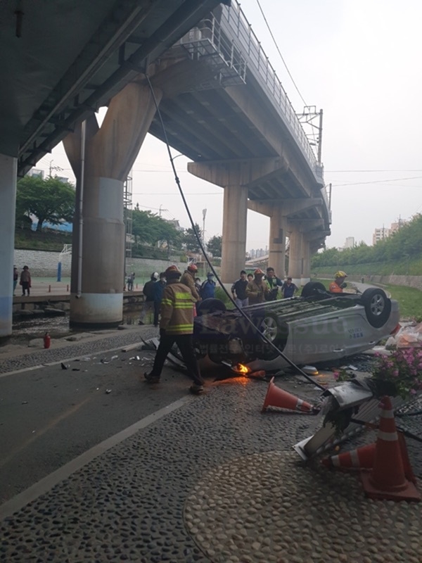 추락한 택시.(사진제공=부산경찰청)