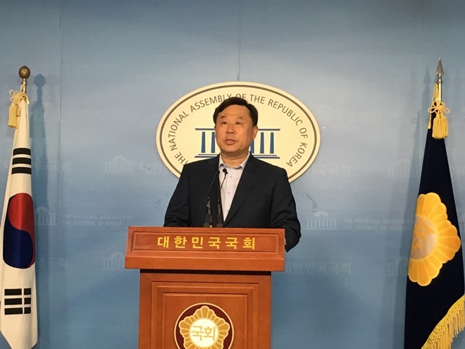 김종훈 국회의원이 15일 국회정론관에서 현대중공업 분할 중단 기자회견을 열고 있다.(사진제공=김종훈의원실)