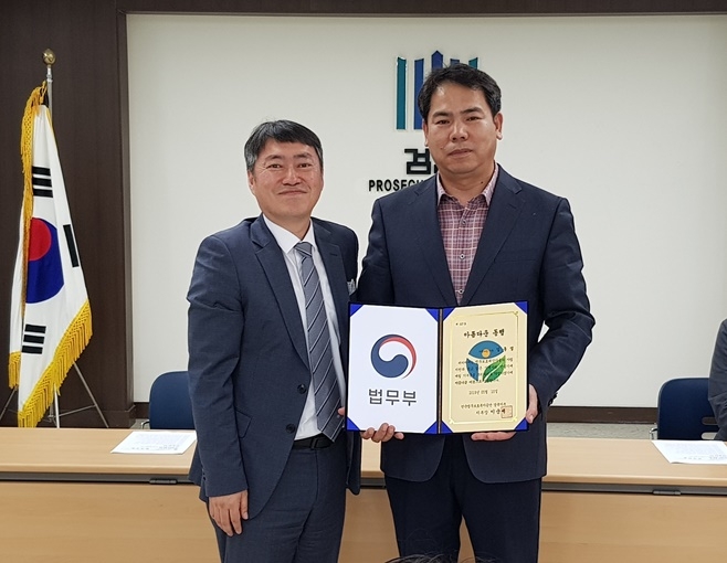 이순세 지부장이 김동엽 위원에게 후원증을 전달하고 기념촬영.(사진제공=한국법무보호복지공단경북지부)