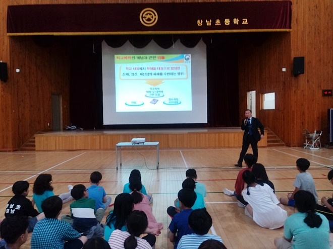 김경모 소장이 거창 창남초등학교에서 학교폭력 예방 법교육을 하고 있다.(사진제공=거창준법지원센터)