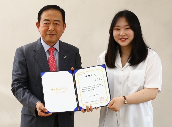 왼쪽 김영래 사랑나눔재단 이사, 오른쪽 선진경 대표 장학생.(사진=중기사랑나눔재단)