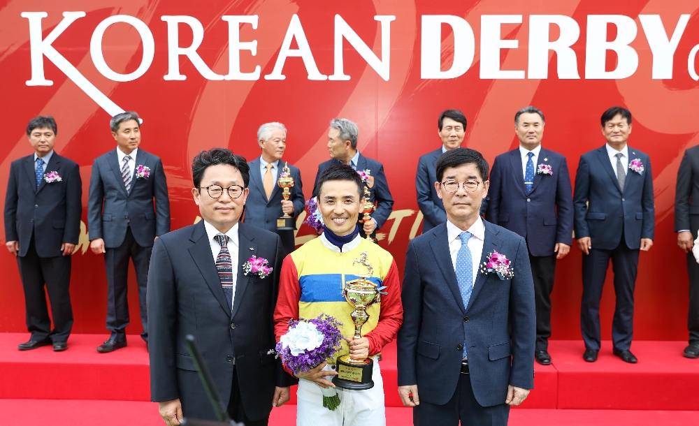 코리안더비 시상식. 왼쪽부터 한국마사회 김종국 경마본부장, 문세영 기수, 한국마사회 김낙순 회장. (사진=마사회)
