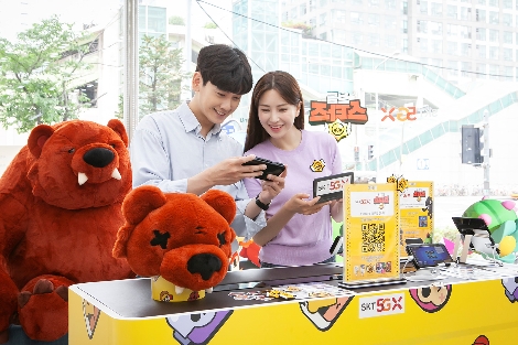 모델들이 서울 금천구 가산동 T월드 가산역직영점의 브롤스타즈 5G체험존에서 게임 대결을 펼치고 있다. 사진=SK텔레콤