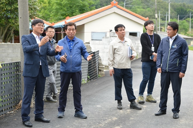 변광용 거제시장(사진왼쪽)이 둔덕면 죽전마을 주민숙업사업 대상지 현장점검을 하고 있다.(사진제공=거제시)