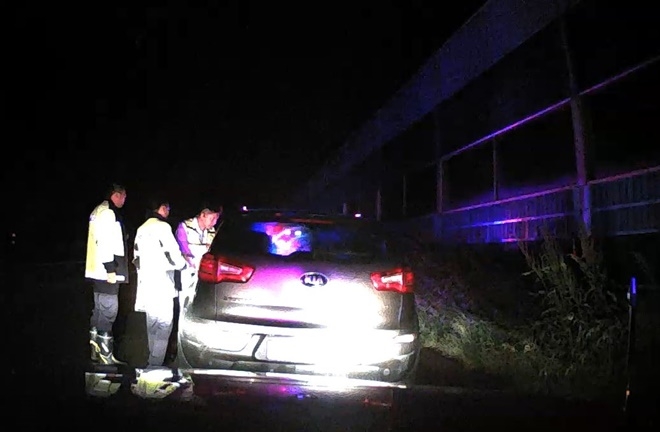 경부고속도로 상행선에서 음주의심차량을 안전하게 추격, 검거하고 있다.(사진제공=부산경찰청)