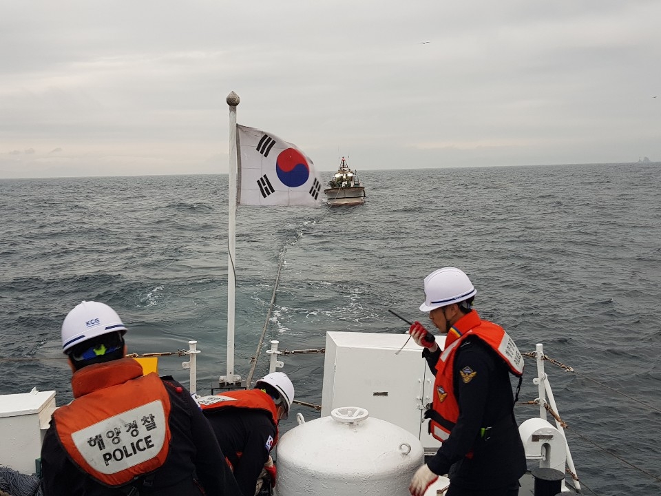 기관고장 선박을 예인하고 있다.(사진제공=부산해양경찰서)