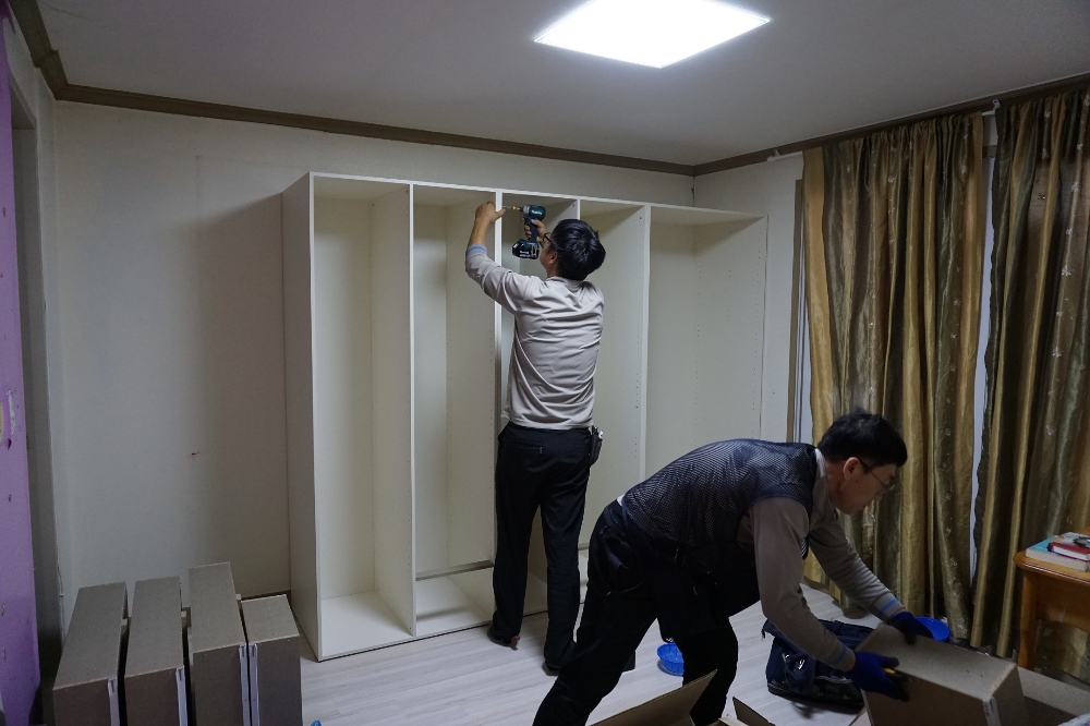 한샘 및 안산시 관계자들이 주거환경 개선활동 300호 가정에서 기념사진을 촬영하고 있다.(사진=한샘)