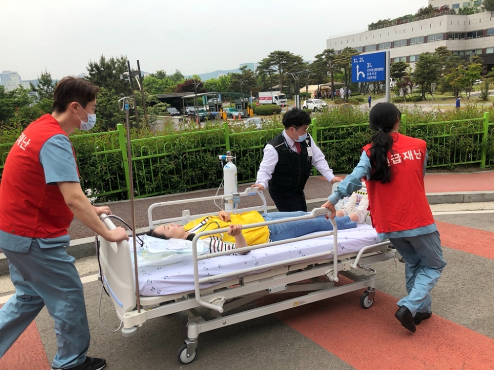 분당서울대병원 의료진이 응급의료센터 입원환자들을 신속하고 안전한 절차에 따라 이송하고 있다. (사진=분당서울대병원)