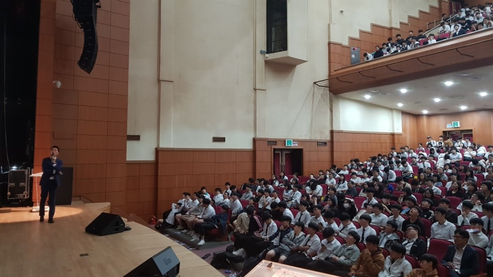 지난해 현대오일뱅크가 개최한 입시설명회 참석한 학생과 학부모가 진지한 얼굴로 설명회를 듣고 있다.(사진=현대오일뱅크)