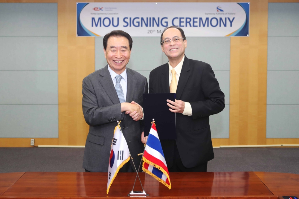 이강래 한국도로공사 사장이 20일 수드티사크 와타나비니드 태국도로공사 사장과 협약체결 후 기념촬영을 하고 있다.(사진=한국도로공사)
