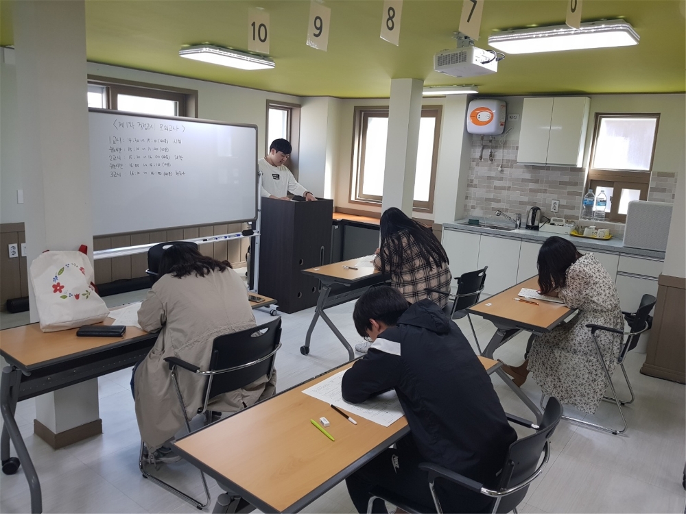 검정고시 대비반 학생들.(사진제공=부산 서구)
