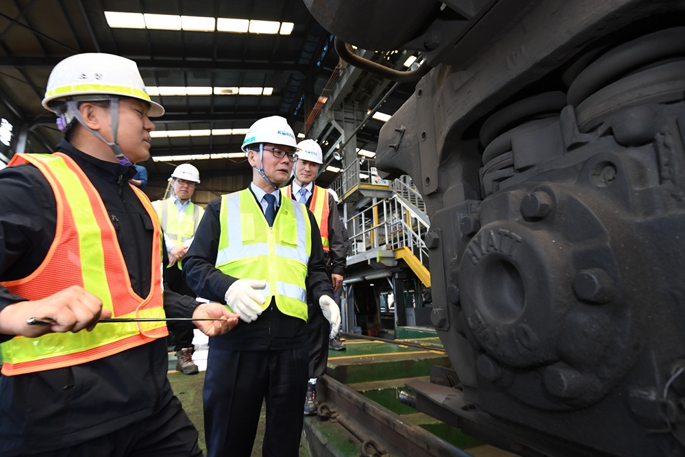 24일 오전 전남 순천차량사업소에 방문해 철도 차량 정비현황을 살펴보는 손병석 코레일 사장(사진 가운데)