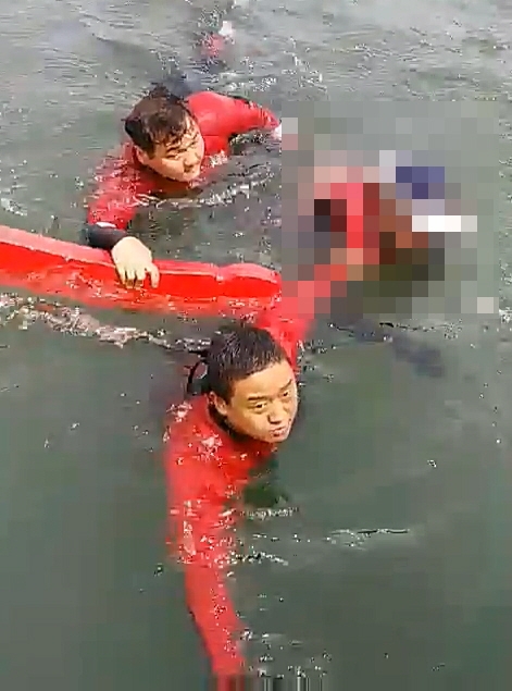 레저객을 구조하고 있다.(사진제공=울산해양경찰서)