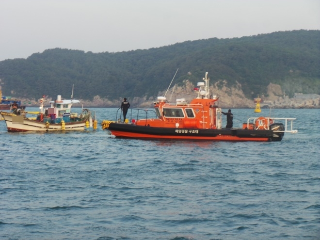 표류어선의 부유물을 제거중인 중특단.(사진제공=부산해양경찰서)
