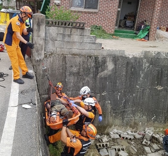 119구조대원이 사고자를 안전하게 구조하고 있다.(사진제공=진주소방서)