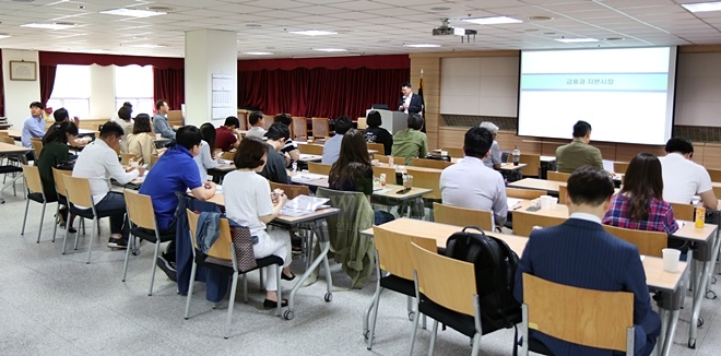펀드본부장을 초빙해 ‘자본시장법’특강을 진행하고 있다.(사진제공=부산지방변호사회)