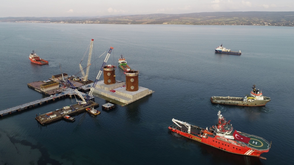 대림산업과 SK건설이 6만톤 규모의 케이슨을 제작장에서 예인선을 이용하여 설치할 장소까지 이동시키고 있다.(사진=대림산업)