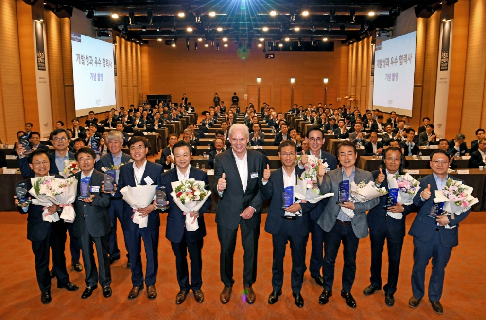 (왼쪽부터) 대동도어 임계택 사장, 화승R&A 최재혁 상무, 서진캠 임영호 사장, 두원공조 성기천 사장, 코리아에프티 김재산 부사장, 경신 황정렬 사장, 현대·기아차 알버트 비어만 사장, LG전자 임종락 전무, 코오롱인더스트리 이상목 상무, 애디언트코리아 정영훈 사장, 만도 최성호 부사장, 대승 김장송 사장.(사진=현대자동차)