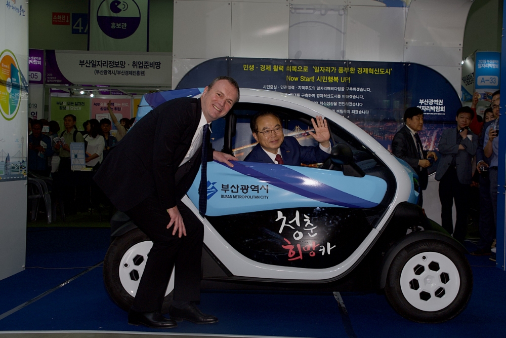 오거돈 부산시장(우측)이 도미닉 시뇨라 르노삼성자동차 사장(좌측)과 함께 기념 촬영을 하고 있다.(사진=르노삼성자동차)